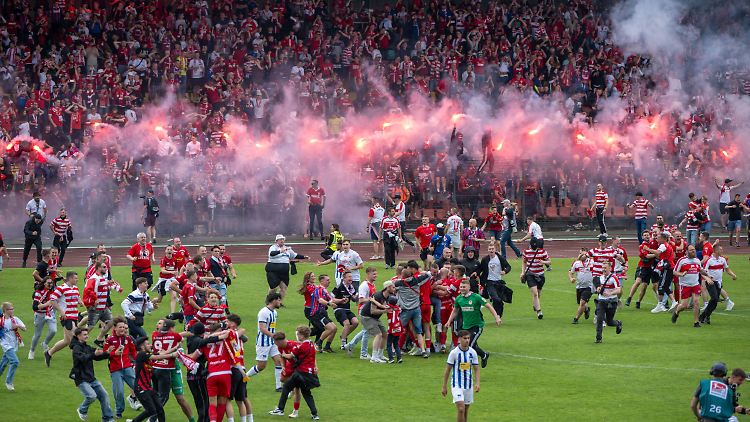 After the final whistle, the Cottbus fans couldn’t contain themselves.