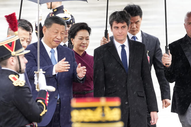 Xi Jinping, his wife Peng Liyuan and Gabriel Attal, at Orly airport, May 5, 2024.