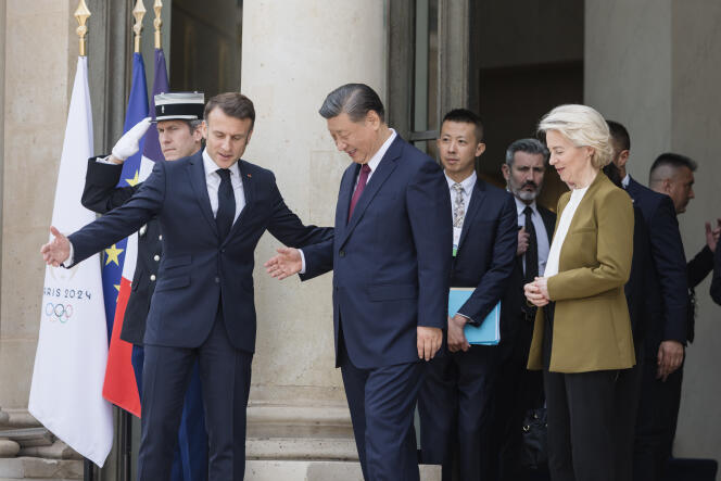 The President of the Republic, Emmanuel Macron, accompanies the President of the People's Republic of China, Xi Jinping, with the President of the European Commission, Ursula von der Leyen, to the Elysée Palace, in Paris, on May 6, 2024.