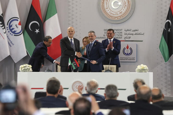 Claudio Descalzi (foreground, left), CEO of ENI and Farhat Bengdara (foreground, right), boss of the Libyan oil company during the signing of a bilateral agreement, with the president of the Italian council, Giorgia Meloni ( background), and Libyan Prime Minister Abdulhamid Dbeibah (background) in Tripoli on January 28, 2023.