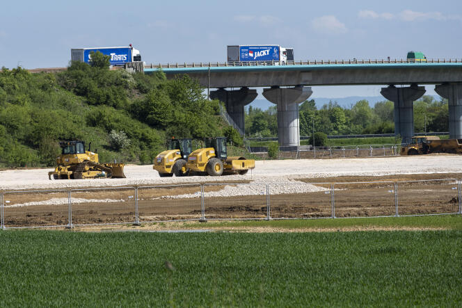 Construction site for a commercial activity zone on a former agricultural field, in the Jura, in June 2022.