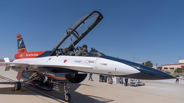 Frank Kendall sits in the cockpit, but the F-16 is controlled by an AI.