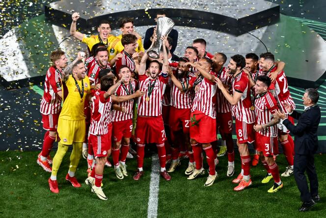 Olympiakos players after their victory in the Europa Conference League final over Fiorentina, at the AEK Athens stadium, May 29, 2024.