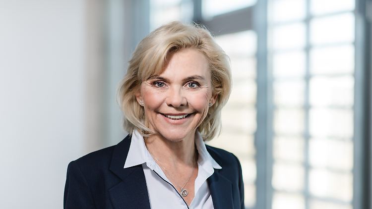 Stefanie Kemp is Chief Transformation Officer (CTO) at Sana Kliniken.