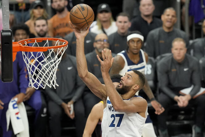 Rudy Gobert, center of the Minnesota Timberwolves team, scores against the Phoenix Suns during an NBA playoffs game, April 28, 2024, in Phoenix (Arizona, United States).