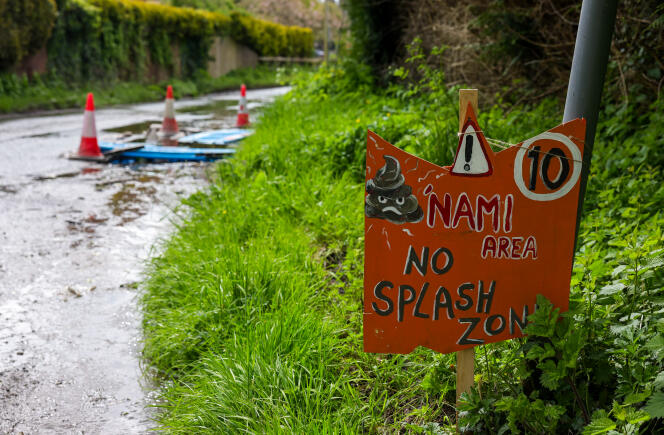 'No splashing' sign near a surface water and sewage spill site, in the village of Hampstead Norreys, UK, April 24, 2024.