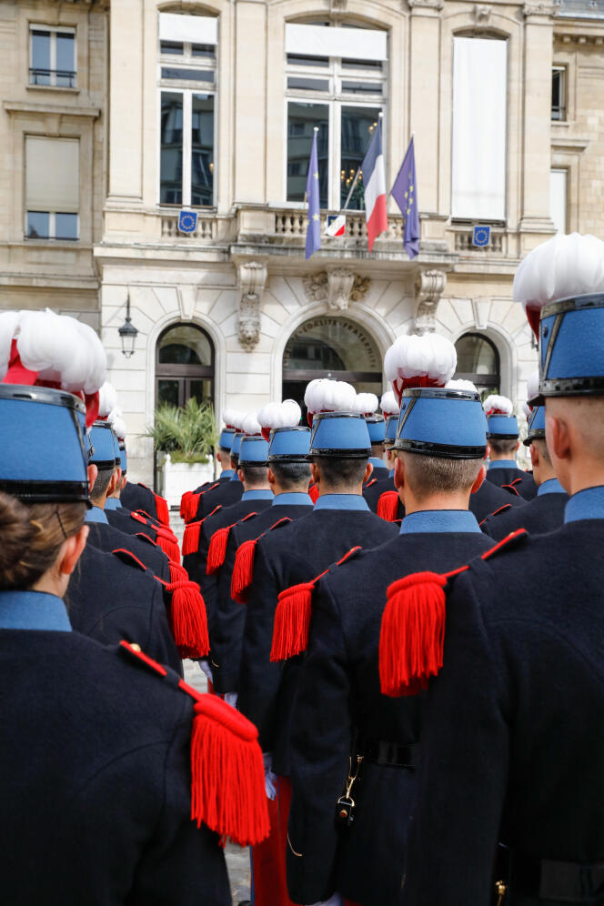 Officer cadets from the Saint-Cyr Military Academy, in front of the town hall of the 15th arrondissement of Paris, September 26, 2023.