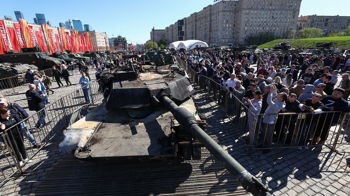 Visitors to Moscow look at the tanks.