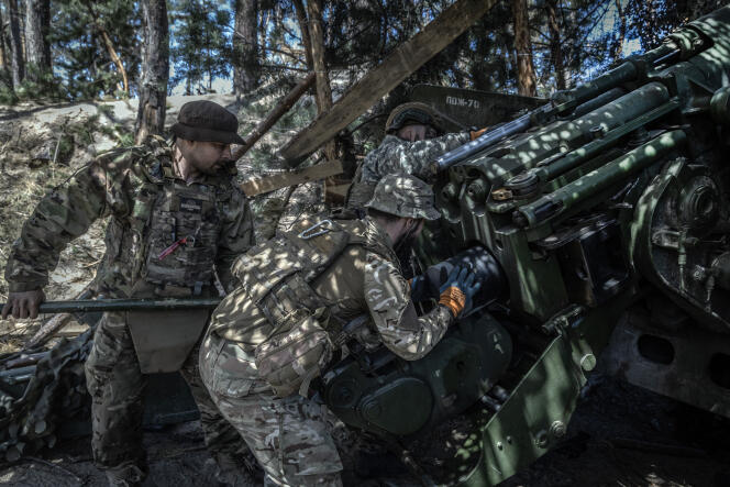 Artillerymen from a unit of the 12th Brigade prepare to fire their 152 mm gun, Guiatsint-B, after receiving an order by radio.  Near Lyman, Donbass, Ukraine, May 4, 2024.