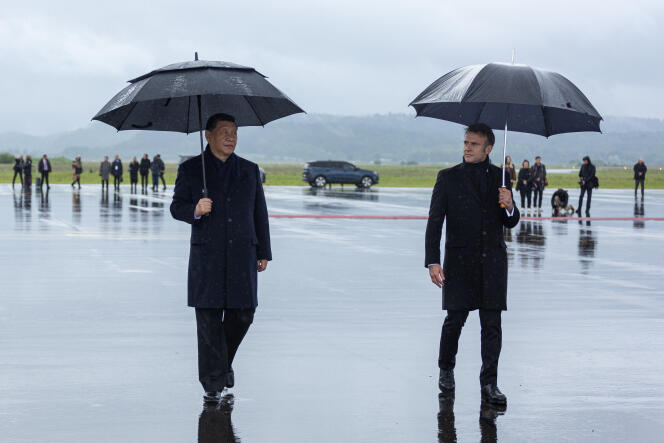 Chinese President Xi Jinping and Emmanuel Macron at Tarbes-Lourdes Pyrénées airport, May 7, 2024.