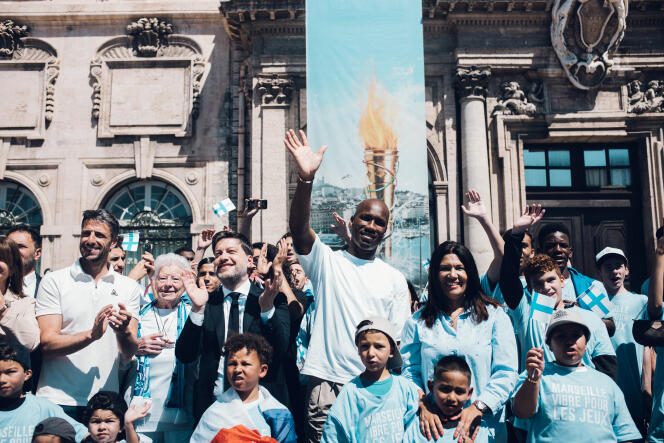 In Marseille, on May 9 in front of the town hall, the mayor, Benoît Payan (various left), alongside ex-footballer Didier Drogba.