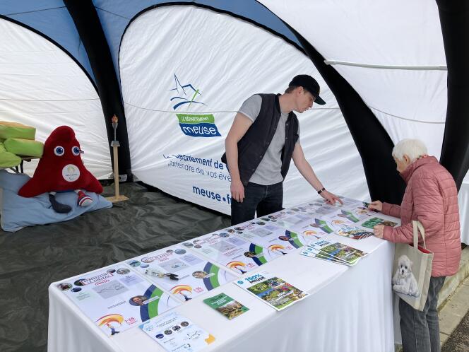On the departmental council stand, Thomas Furdin, head of the Meuse youth and sports service, presents the information sheets for the different stages of the Olympic flame on June 29.  In Clermont-en-Argonne, Sunday May 5, 2024.
