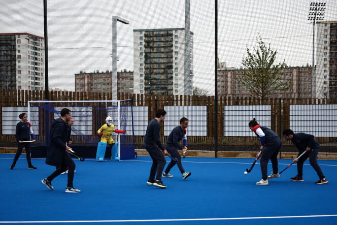 Players of the French field hockey team during a demonstration at the Yves-du-Manoir stadium in Colombes (Hauts-de-Seine), April 2, 2024.